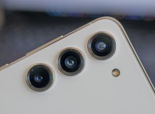 Ето откъде идват тракащите звуци при разклащане на смартфона