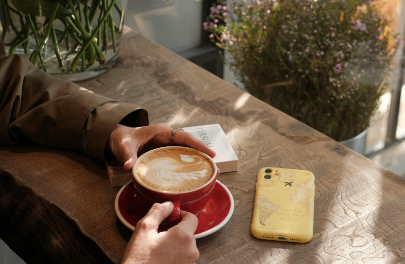 3 причини винаги да държите телефона с екрана надолу, когато е на масата