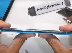 Ето какво се случва с OnePlus Nord при опит за огъване