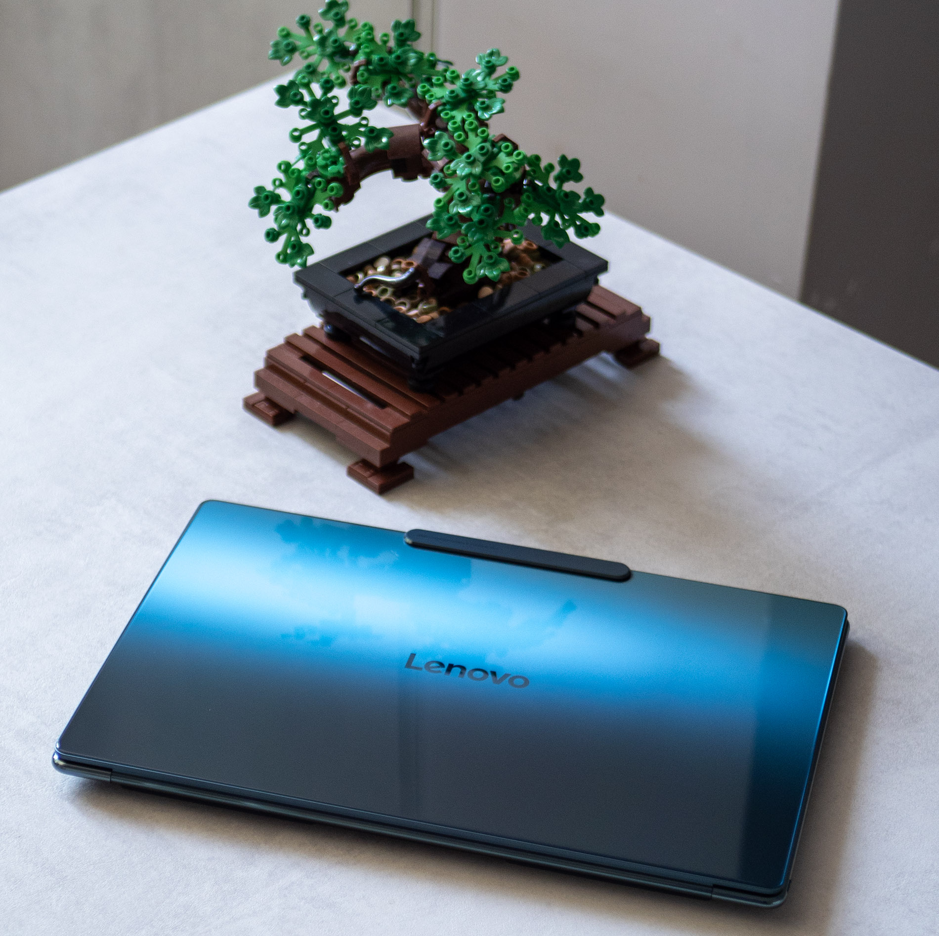 РЕВЮ: Lenovo Yoga Slim 9i Gen 10 изпъква с дизайн и възможности