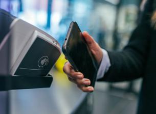 Все повече българи плащат безконтактно