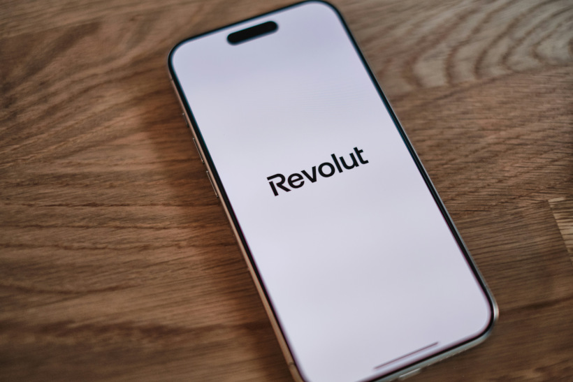 Revolut спира пращането на суми в левове от утре