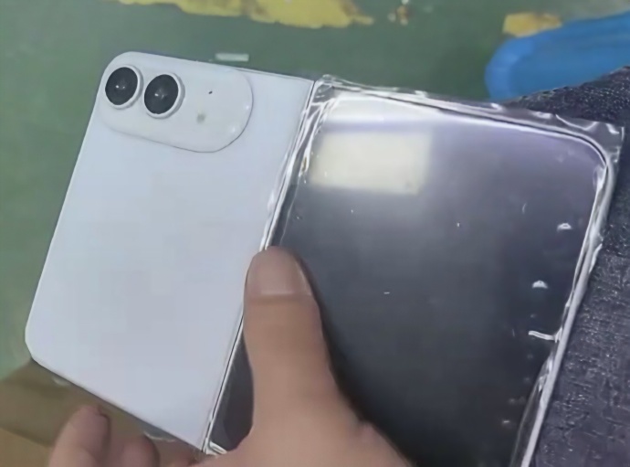 Появи се снимка на iPhone Fold в бял цвят