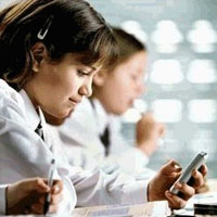 Франция иска да забрани употребата на мобилни телефони в училище