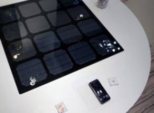 Маса със соларни панели и безжично зарядно от Panasonic