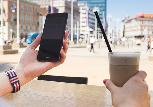 Българите са шампиони по селфита и споделяне в социалните мрежи, разкрива проучване на Huawei