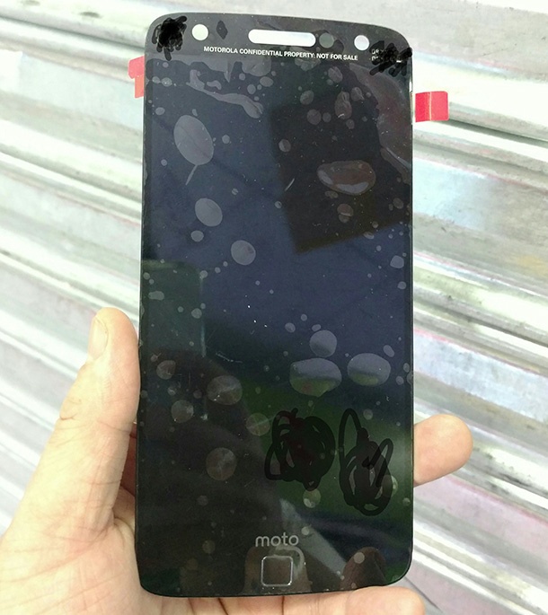 Motorola може да пусне и друг модел с нечуплив дисплей