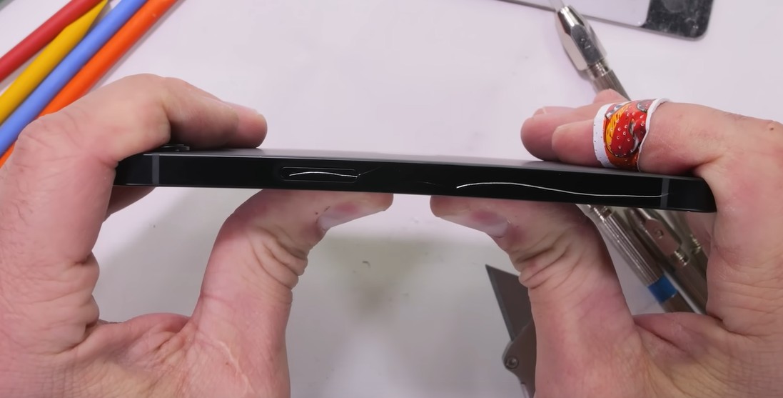 Ето как се справя iPhone 16e при тестове за издръжливост