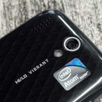 Снимки на таблет и телефон с MeeGo, базирани на Atom