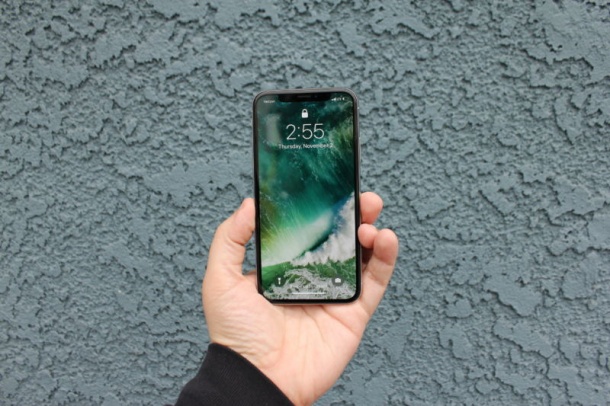 Apple работи по извити дисплеи и управление без докосване за iPhone