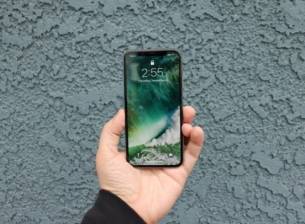 Apple работи по извити дисплеи и управление без докосване за iPhone