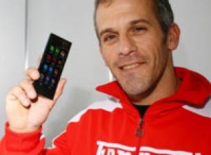 Йордан Йовчев, ДесиСлава и Лора Караджова с LG шоколади за Коледа