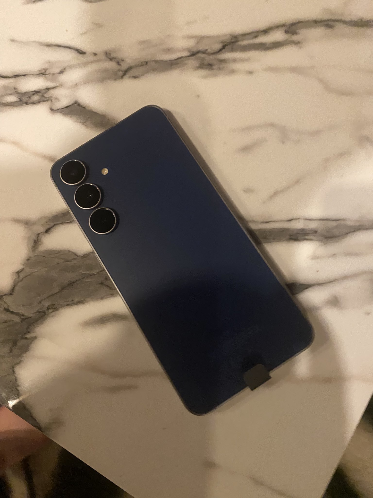 Galaxy S25 FE се появяви в реални снимки и с налични функции Galaxy AI