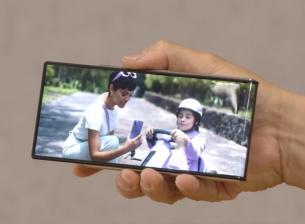 Motorola показа концептуален телефон с навиващ се екран