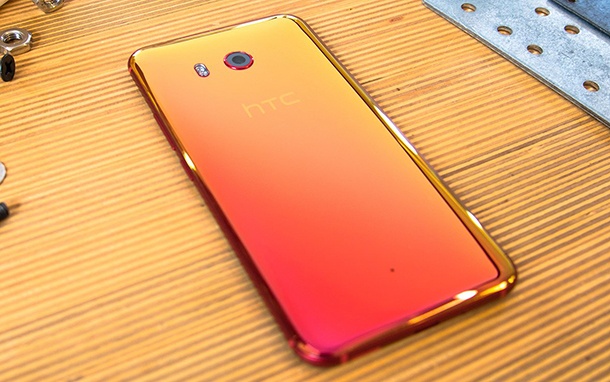 HTC пусна U11 и в червено, но засега само в Щатите