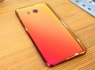 HTC пусна U11 и в червено, но засега само в Щатите