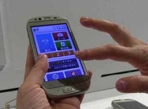 Fujitsu създаде смартфон за възрастни потребители