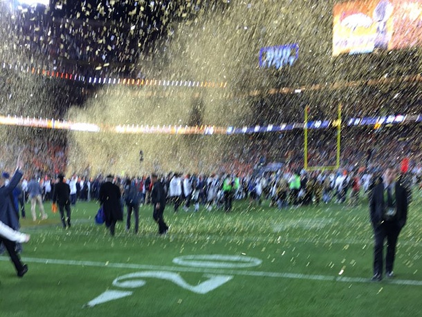 Тази снимка от Super Bowl засипа Тим Кук с подигравки