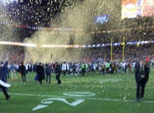 Тази снимка от Super Bowl засипа Тим Кук с подигравки