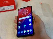 Потребител успя да закупи Moto Z4 от Amazon преди премиерата