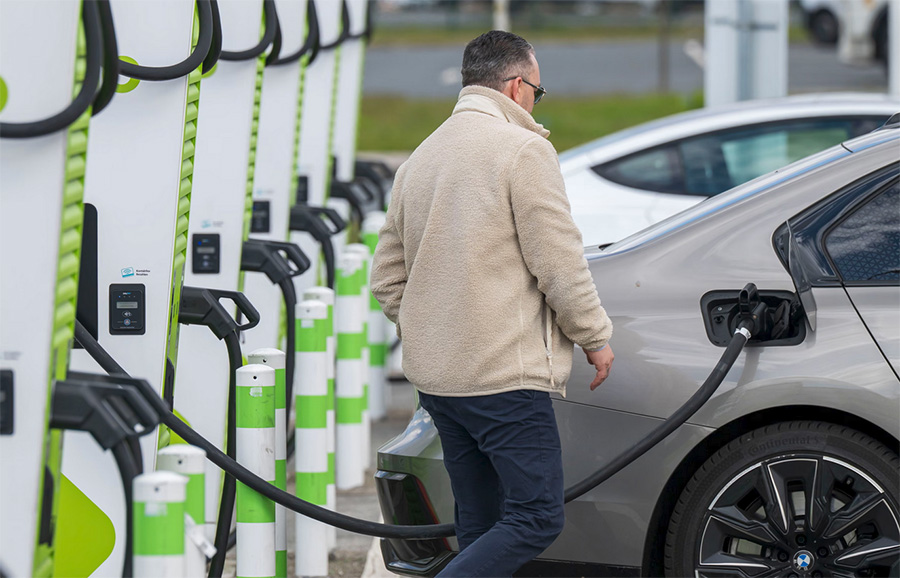 Войната в Иран изстреля продажбите на електромобили в Европа с 51%