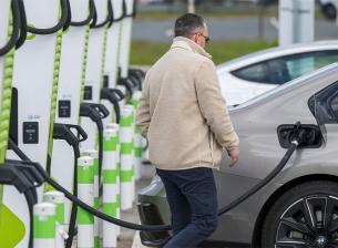 Войната в Иран изстреля продажбите на електромобили в Европа с 51%