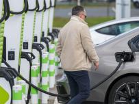 Войната в Иран изстреля продажбите на електромобили в Европа с 51%