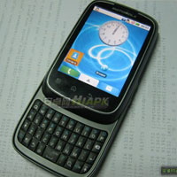 Motorola XT300 е слайдер с QWERTY клавиатура и Android