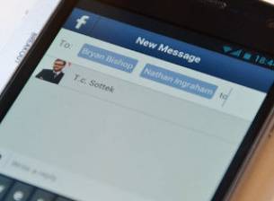 Щатските потребители използват Facebook повече през телефоните си